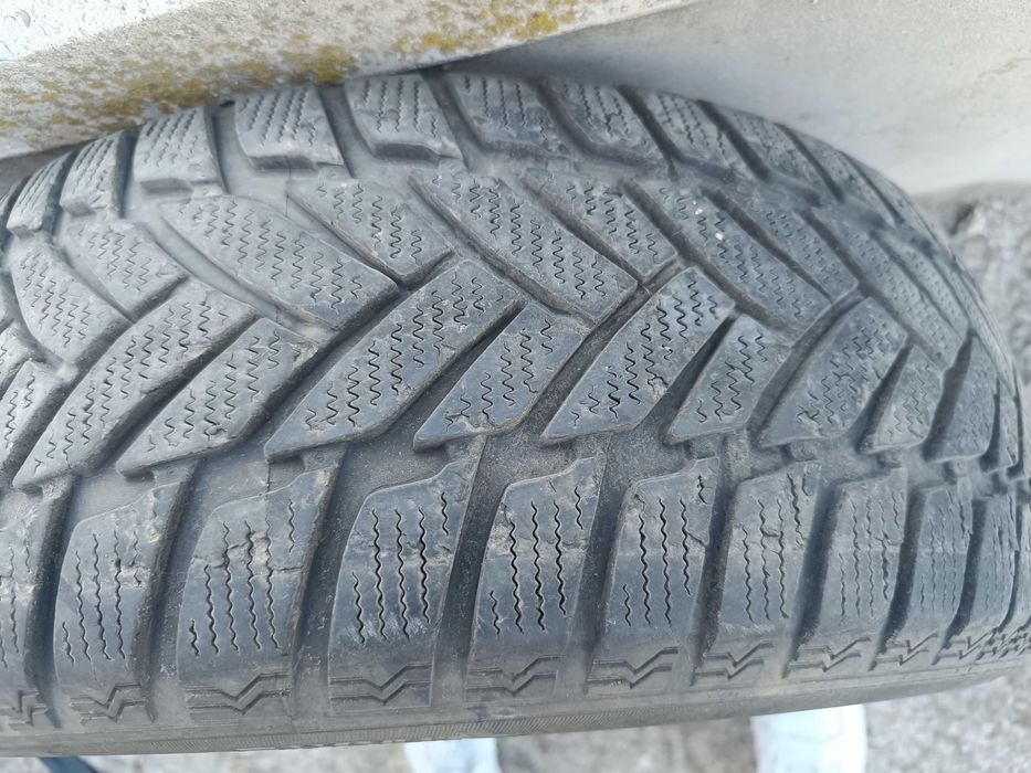 Продавам гуми 205/55 R16 – 1 нова зимна и 2 използвани летни