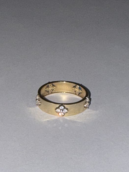 Продаю аккуратное золотое кольцо 585 пробы вес 2.7г. Украшено фианитам