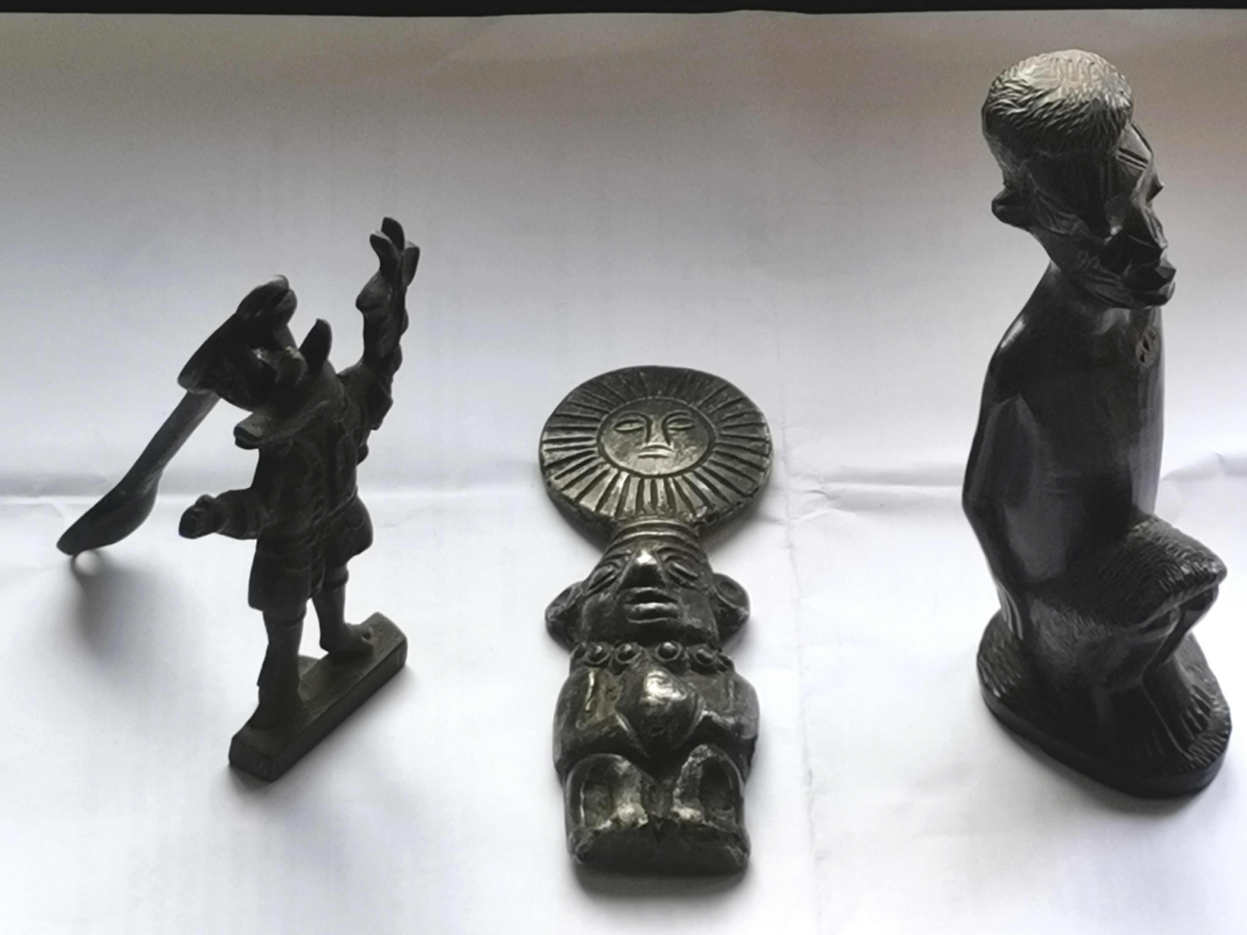 Figurine vechi metal si lemn