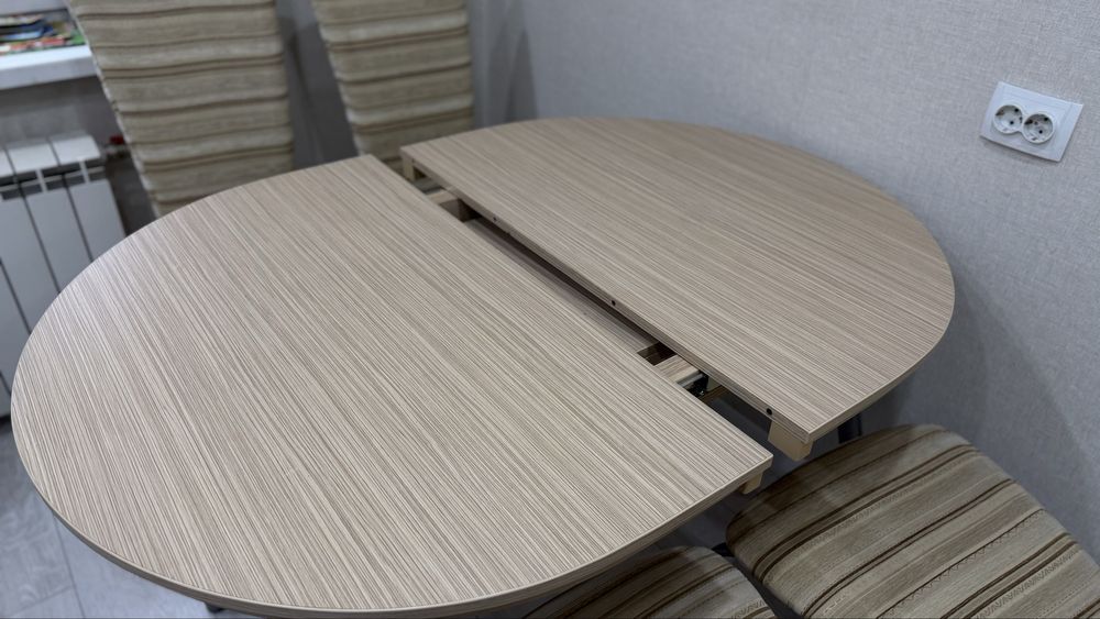 Стол со стульями