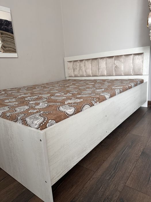 Продаю кровать с поролоновым матрасом