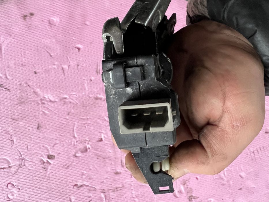 Broasca yala portbagaj haion vw passat b6 berlina sedan