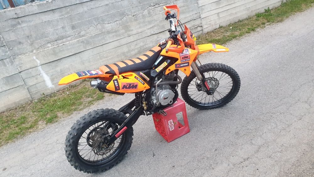 Vand moto cross 250cc în 4 timpi