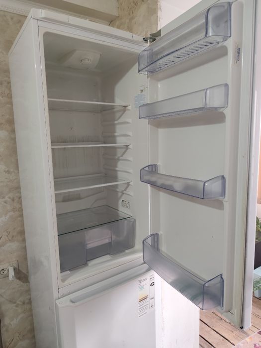 Холодильник в нормальном состоянии.