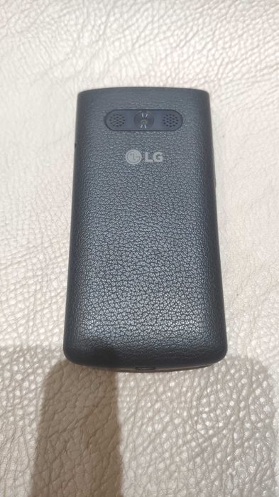 Смартфон със тъч скрийни и копчета модел LG Wine smart