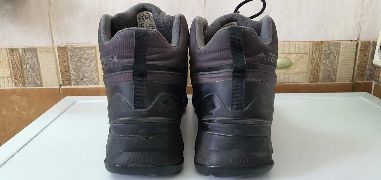 Оригинальные зимние кроссовки Adidas Terrex. Размер 46