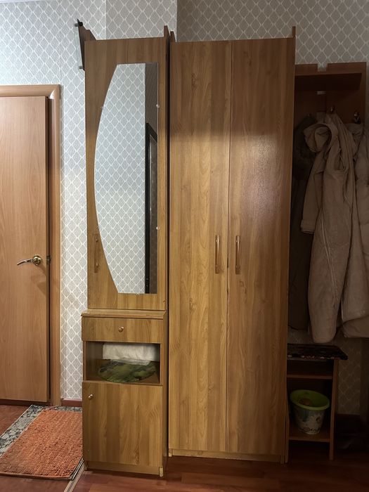 Шкаф и полки с зеркалом с выдвижной полкой и отсеком для вещей