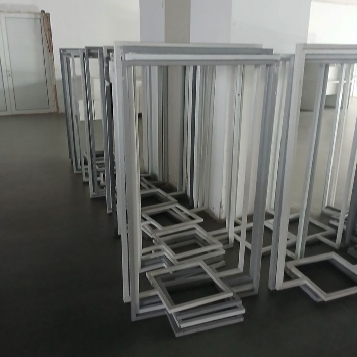 Щендер за дрехи изолзвано