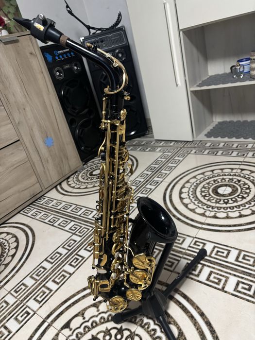 Vand saxafon aproape nou