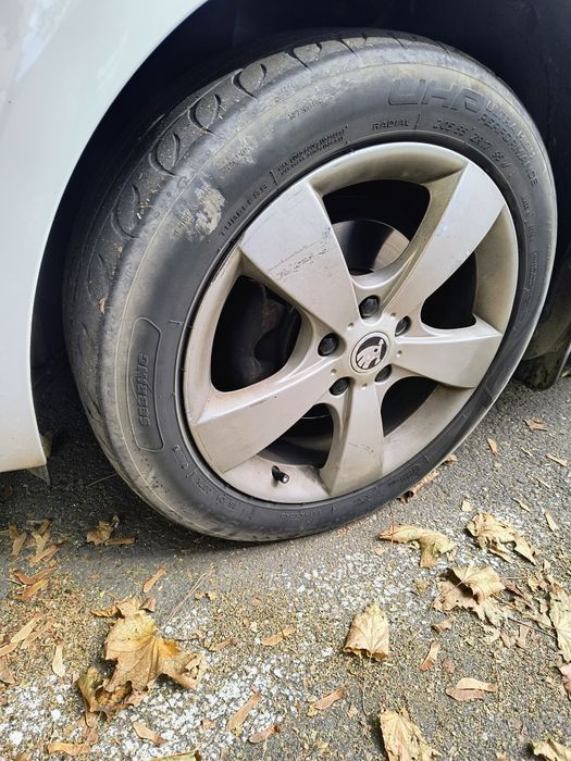 Vând/schimb  jante r17  anvelope vara fața 205/55/17  .   Spat