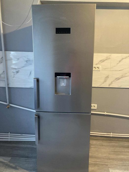 Frigider / Combina frigorifica Beko No Frost cu dozator de apa