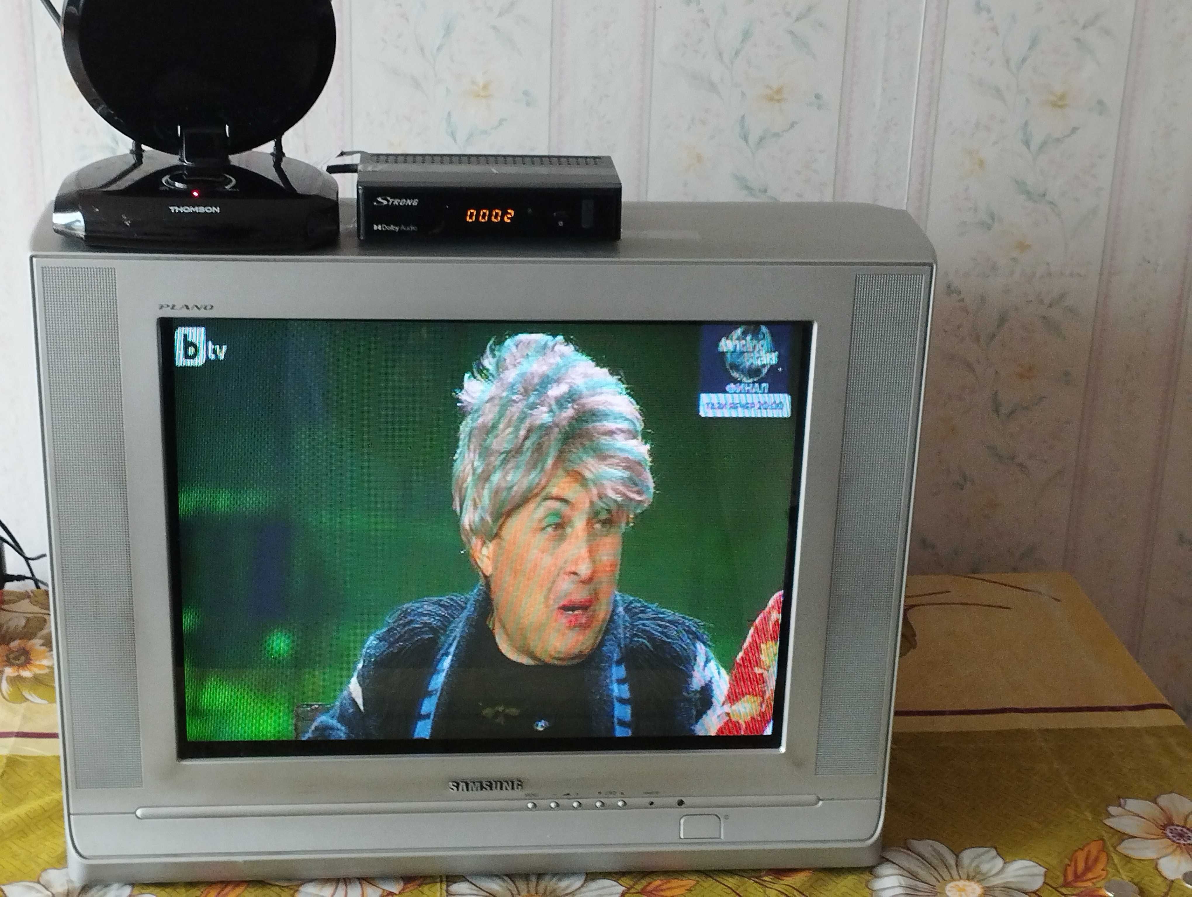 Голям телевизор Samsung,плосък екран 21 "(42/32 см) с кинескоп.
