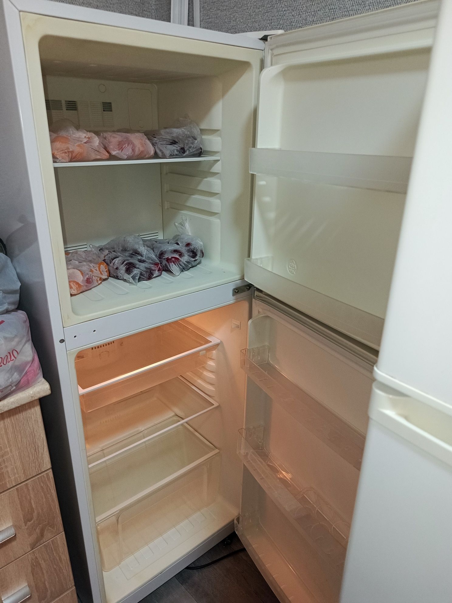 Продаю. 2 холодильника.