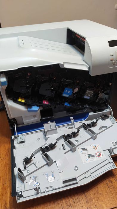 цветен лазерен принтер HP CP3525n