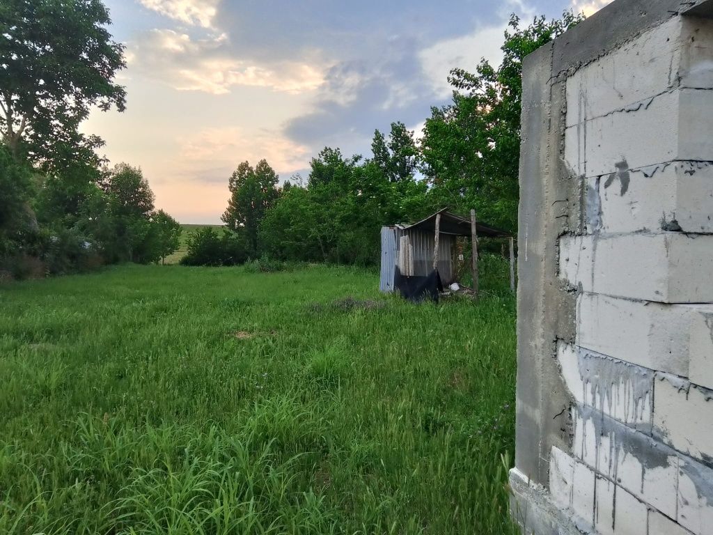 Vând casă+ teren