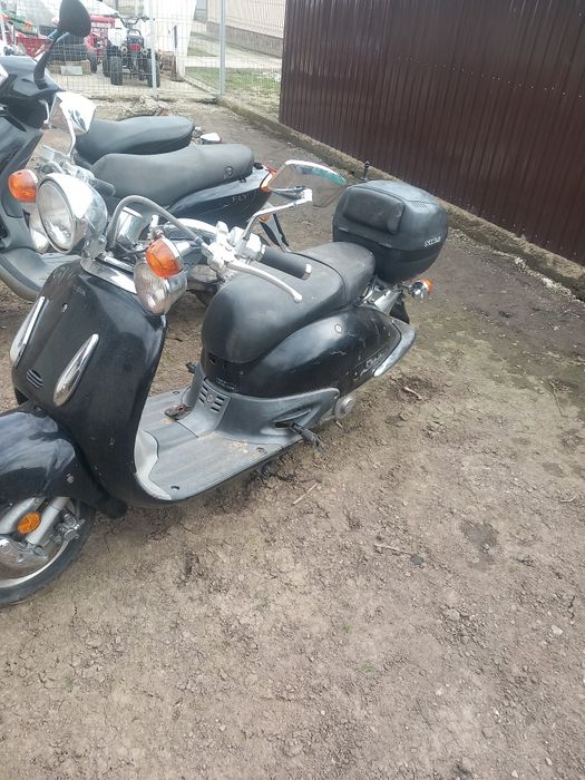 Vand 2 scutere piagio și aprilie 1000 euro buc