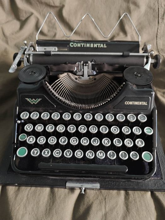 Продавам пишеща машина Continental