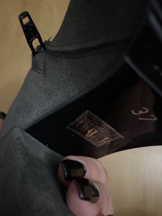 Cizme lungi ,gri,piele intoarsa naturala ,perforate ,ca noi