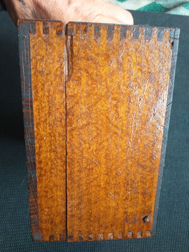 Дървена кутия за стар будилник