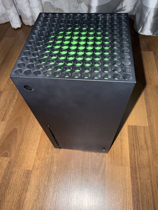 Schimb/Vând Xbox series x încă în garanție.