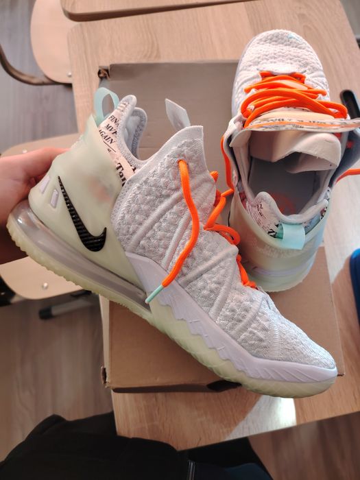 Vând Nike lebron XVIII