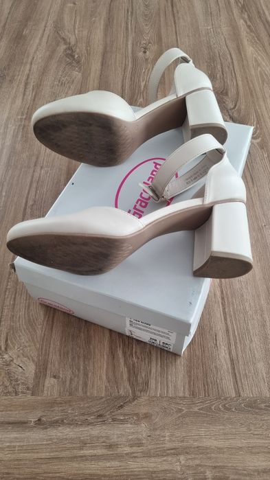 Бежови обувки с ток