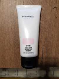 MAC crema iluminatoare Strobe Body Lotion