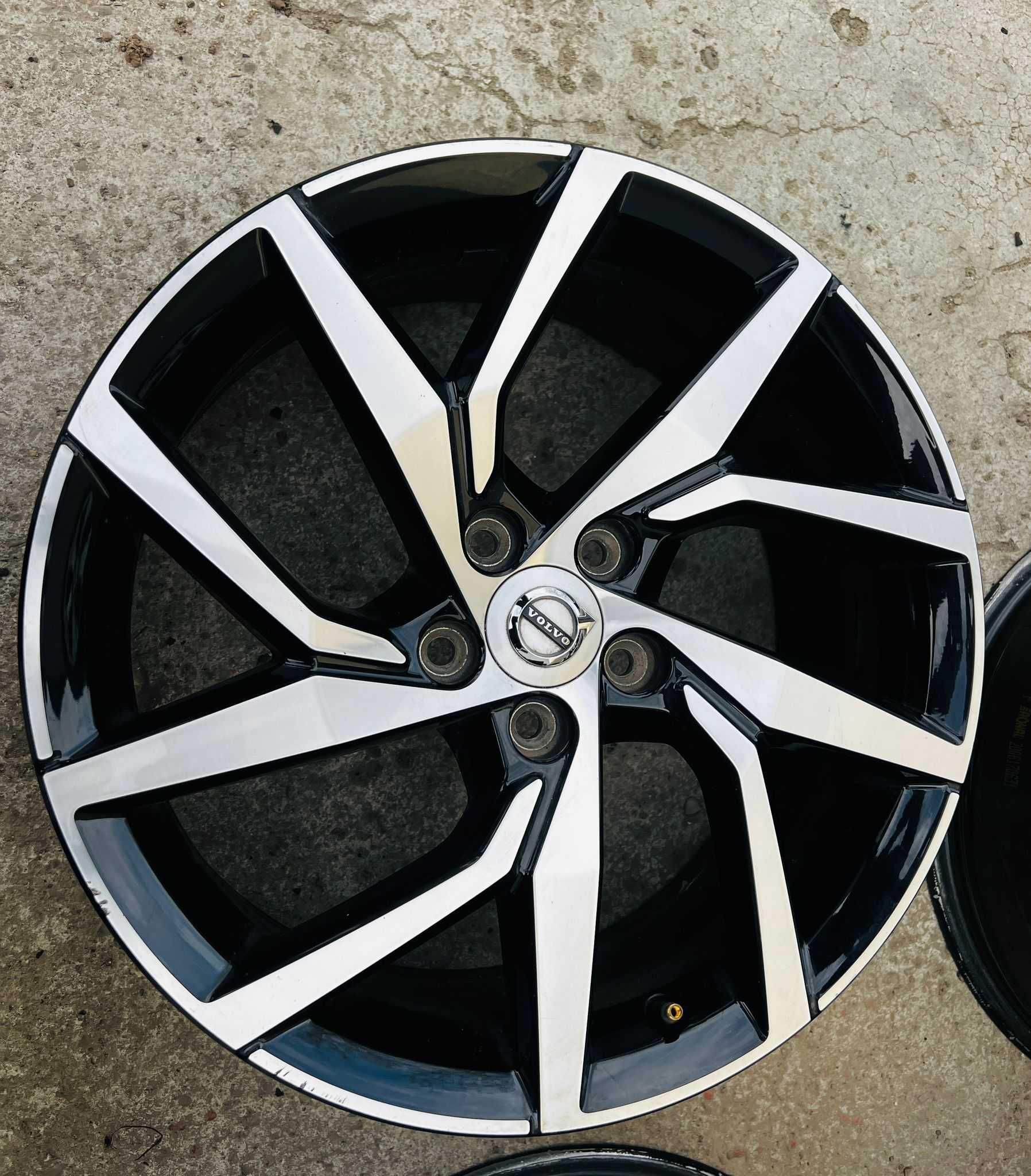 Jante Volvo R18 5-Y Spoke Black Diamond Cut S60 V60 Xc60 Xc40 Xc90