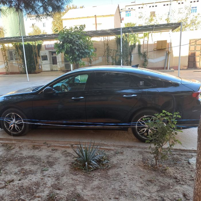 Срочни мошин сотилади