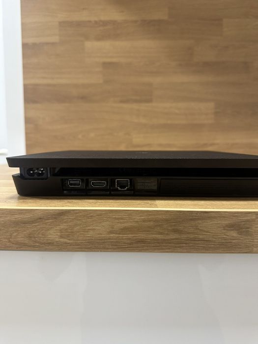 Playstation 4 slim със 2 джойстика