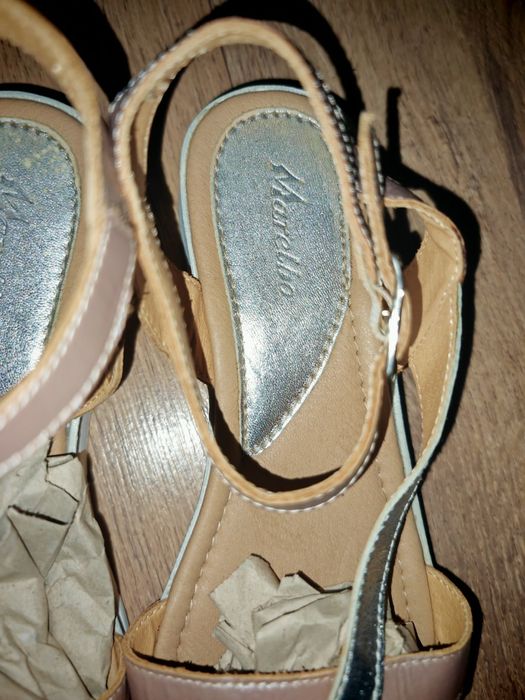Vând sandale de dama