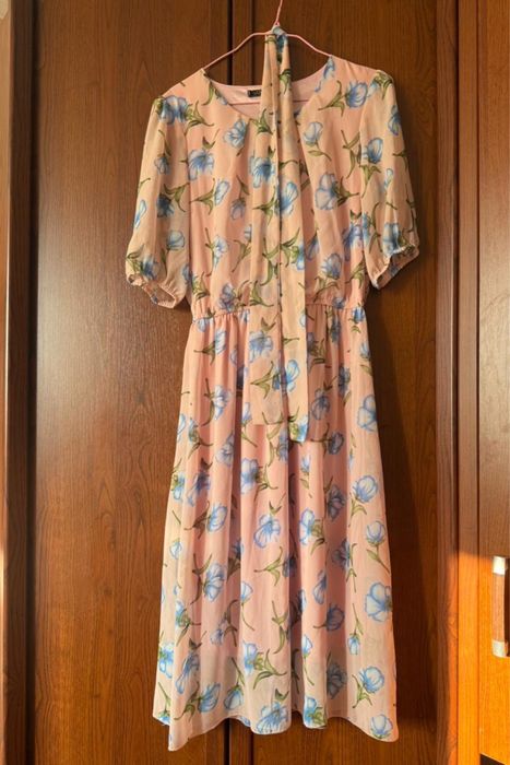 Розовое шифоновое платье с цветочным принтом