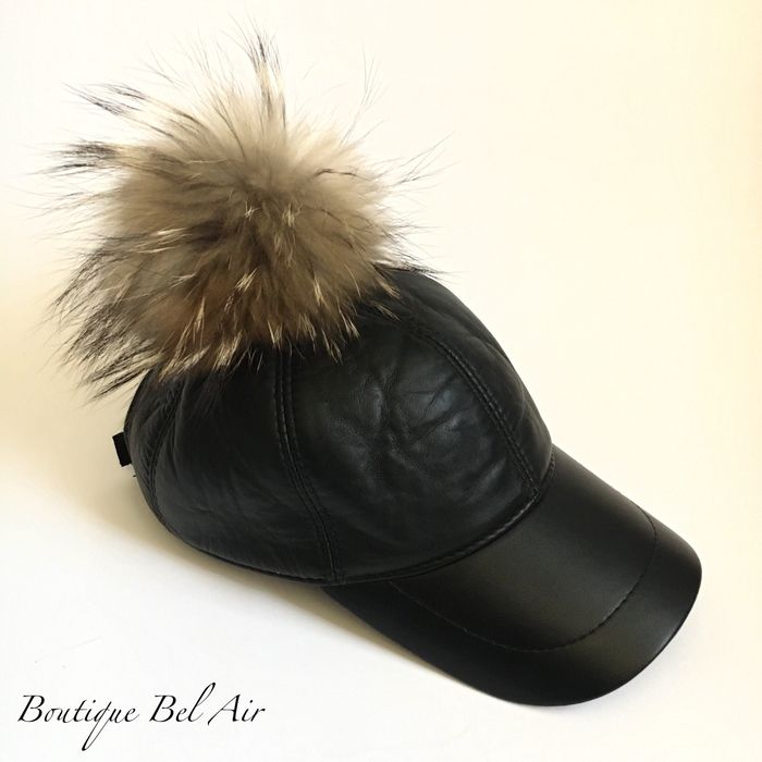 Кожена шапка с помпон от естествен косъм