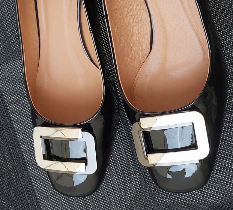 Дамски черни лачени обувки с катарама и нисък ток