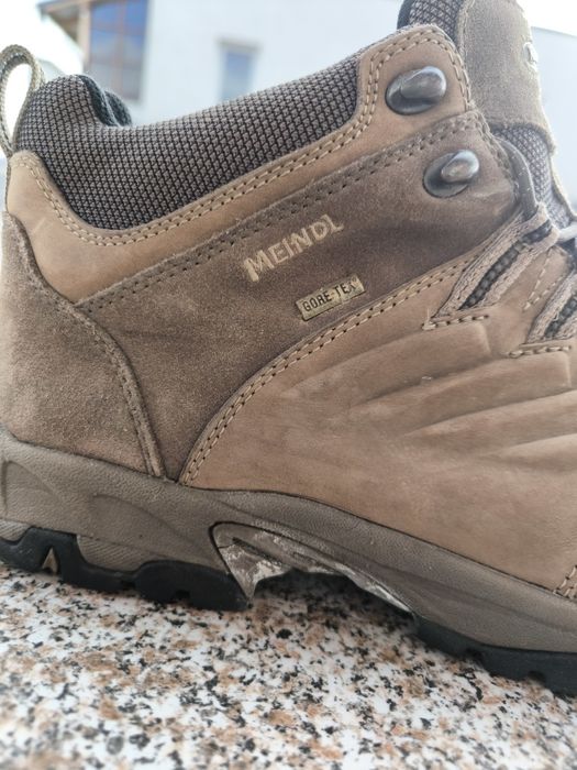 Ghete Lowa Goretex pt lucru talpă fisurată puțin