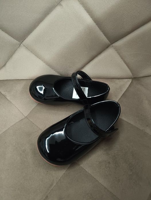 Черни лачени обувки