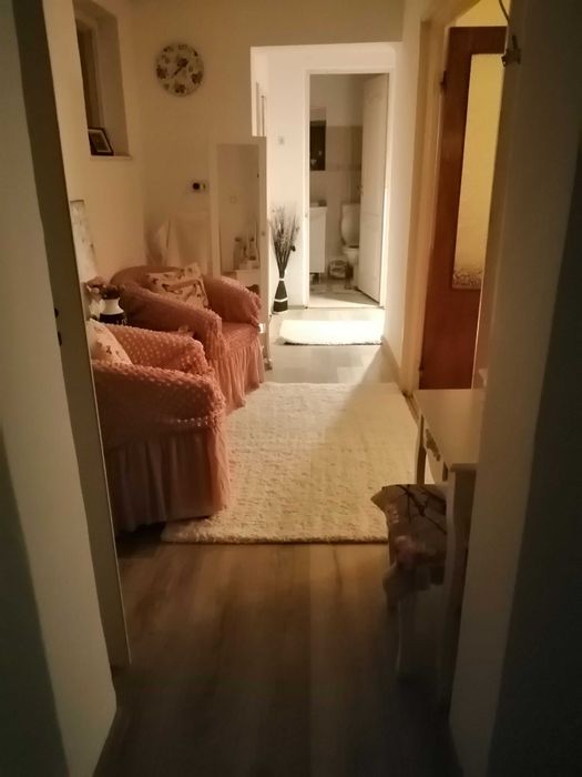 Vând apartament 3 camere in Cugir
