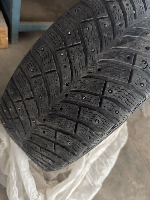 Шины зимние шипы Michelin 18размер от камри 70