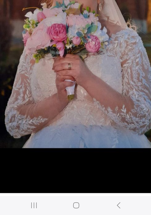 Vând rochie de mireasa purtata o data.