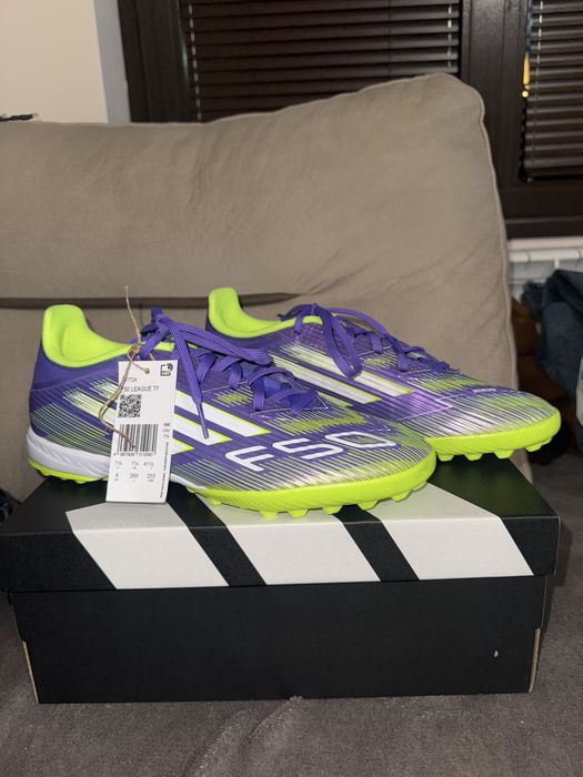 Футболни обувки(стонижки) за изкуствен терен.