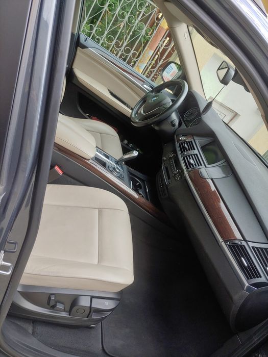 BMW X5 E70, foarte bine întreținut.