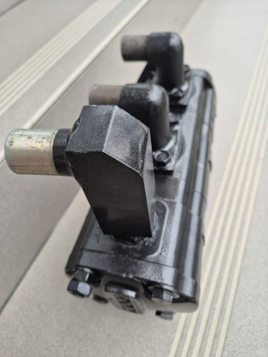 Pompă hidraulica tripla KAYABA