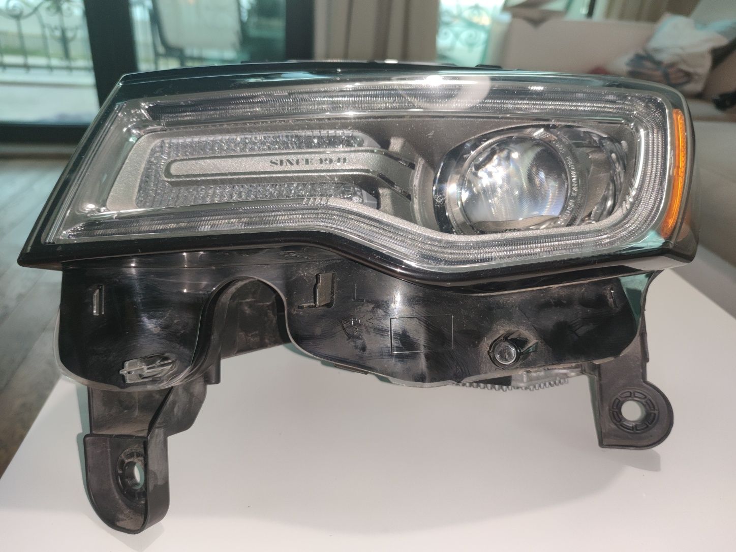 Оригинален фар Jeep Grand Cherokee wk2, оборудван, перфектно състояние