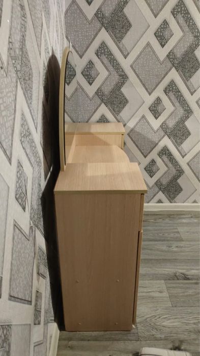 Продам туалетнуй столик с зеркалом (трюмо)