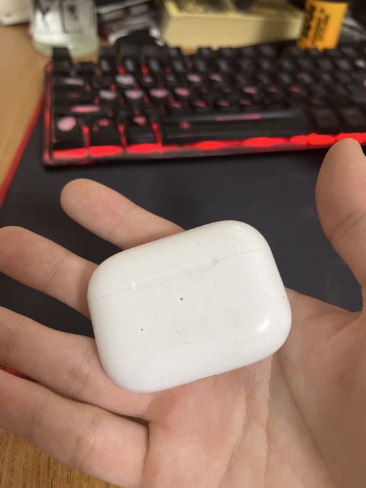 Air pods pro (не знаю какая именно модель)