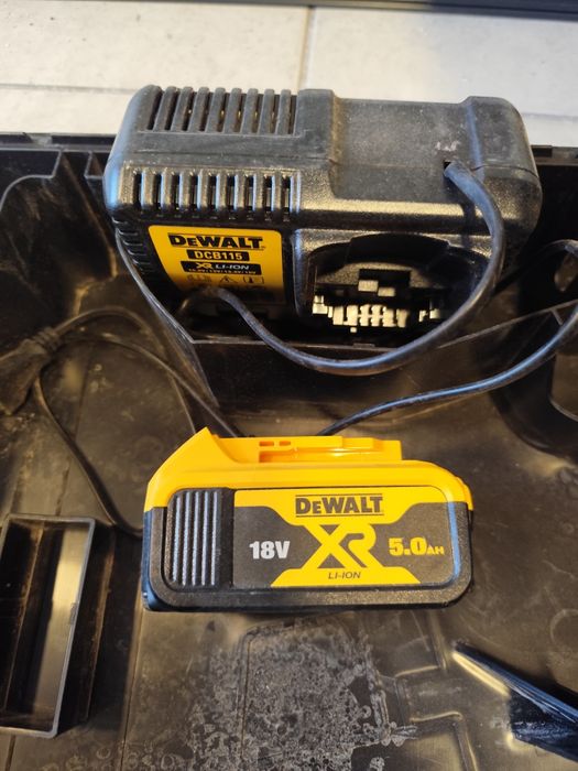 Акумулаторен такер DeWALT DCN890P2