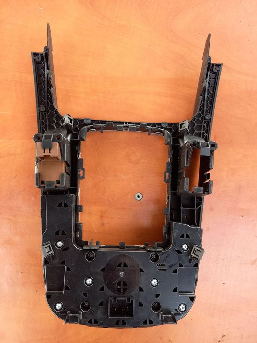 Consola centrală,cu butoane,trim Audi a4 b8 an 2010