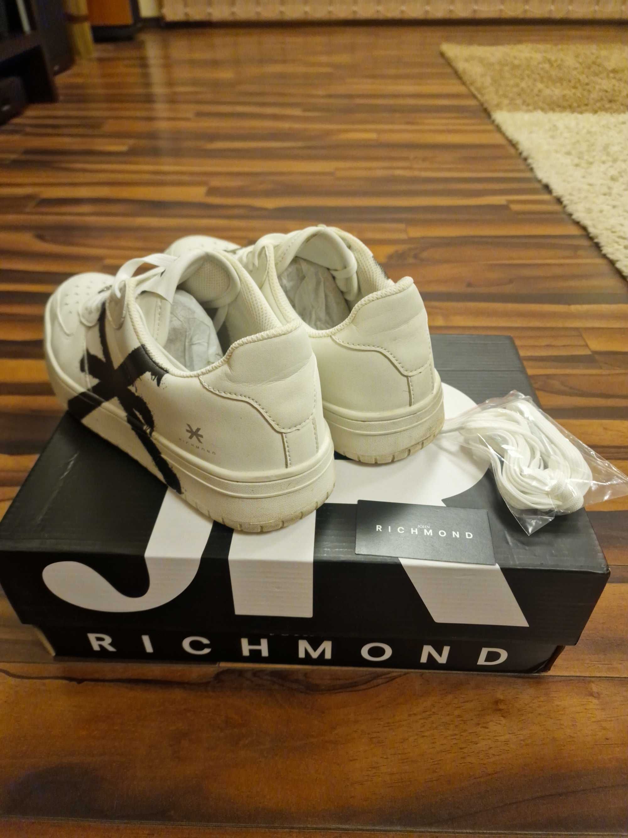 Кецове John Richmond