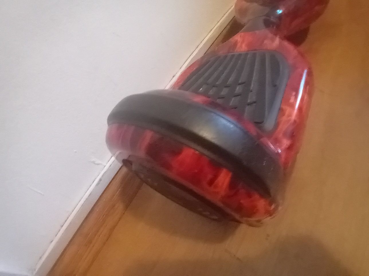 Hoverboar rosu puțin zgariat
