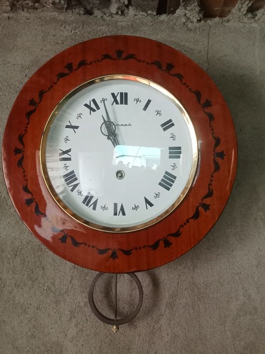 Продам часы древние в хорошем но не в рабочем состояний